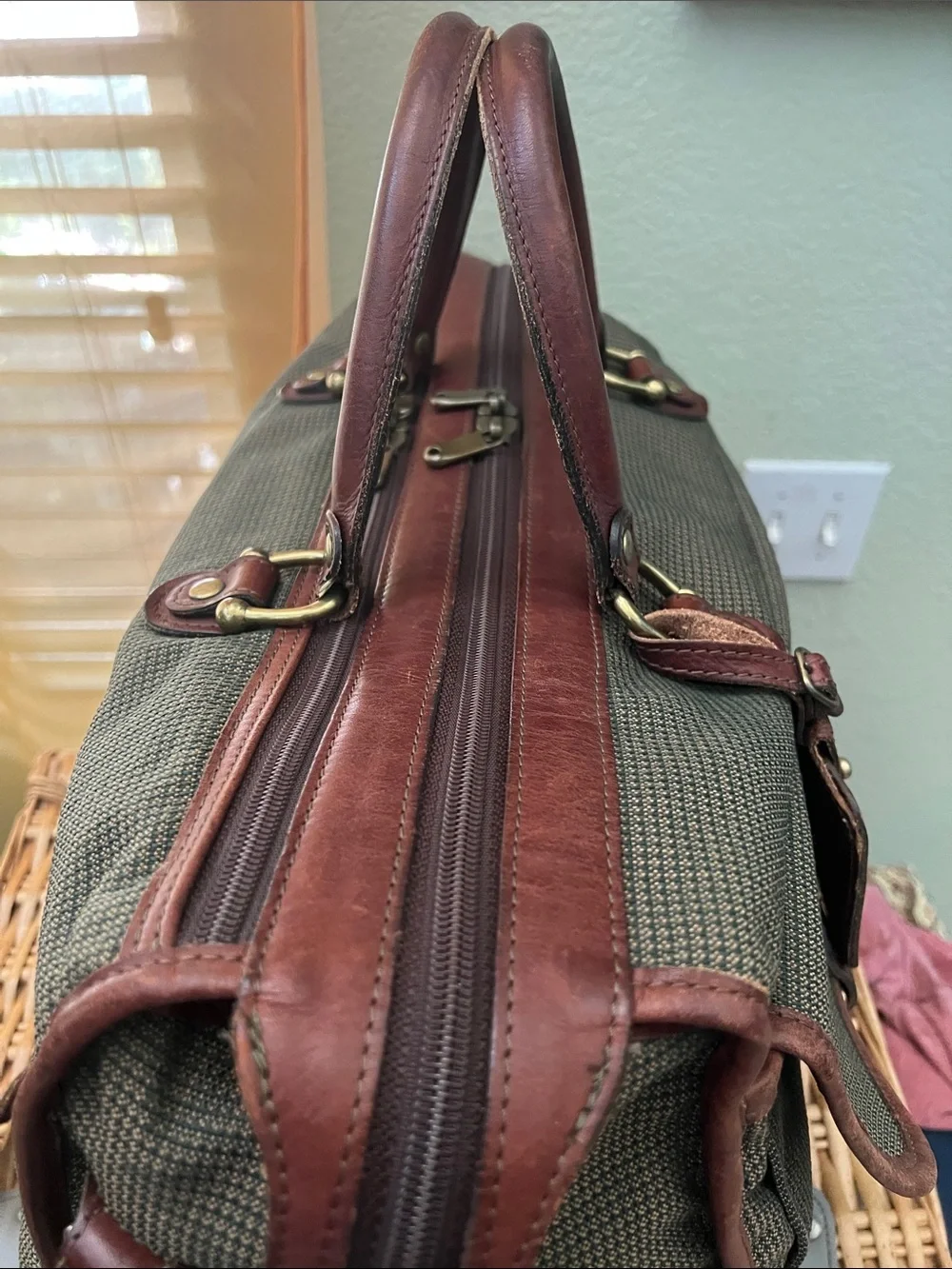 Vintage Hartmann Tweed and Leather Trim Travel Duffel Bag.Pre-owned.